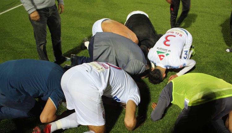 فرحة مكونات الفريق بعد نهاية المباراة