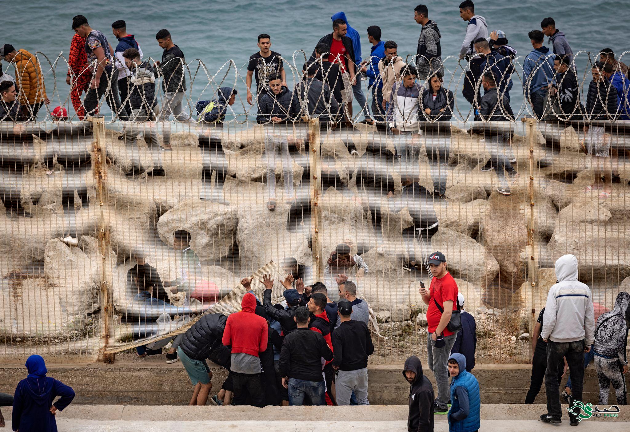 السلطات تحبط محاولة جماعية للهجرة غير النظامية نحو سبتة المحتلة 4 arrivees migrants Ceuta porte dentree lEurope Afrique multipliees lundi 17 Ici 18 0